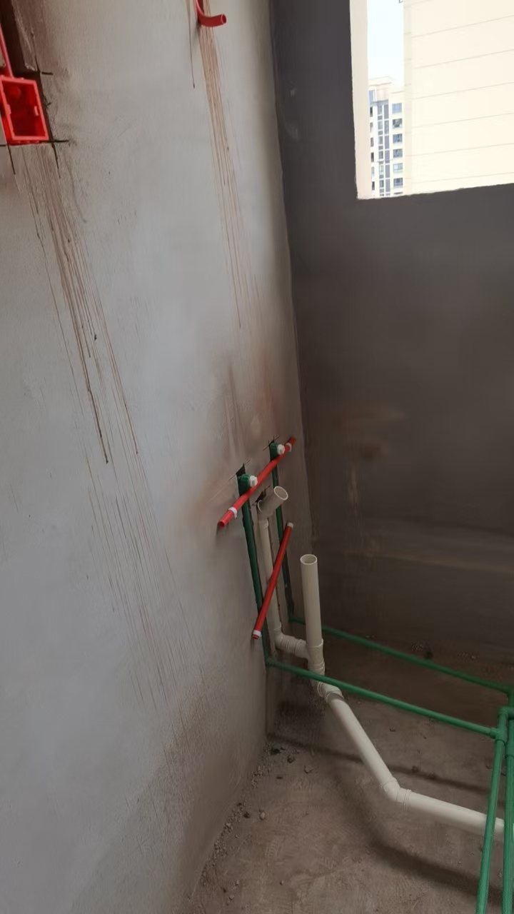 水电施工实拍：管卡固定细节