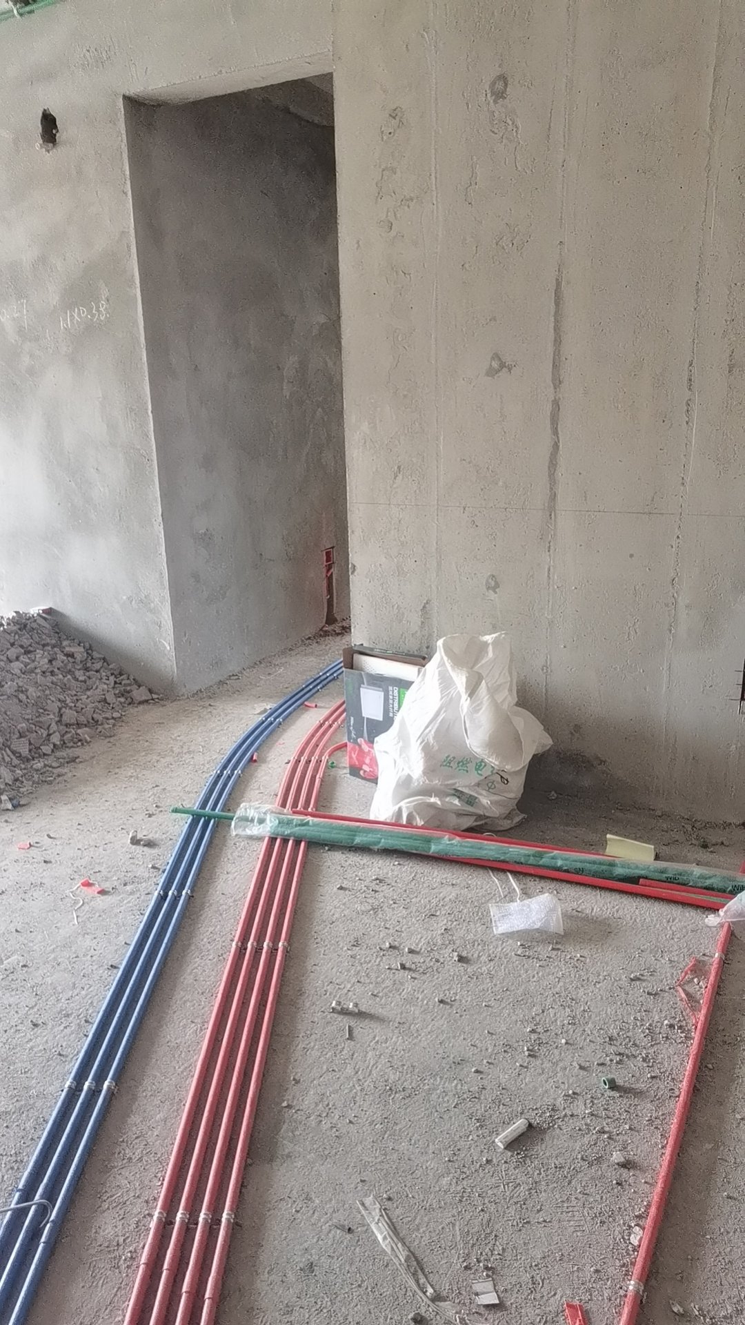 水电施工实拍：立管与排水连接
